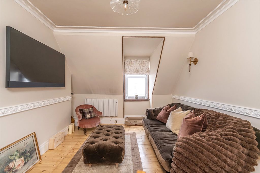 Property photo 2 of 23 Lounge