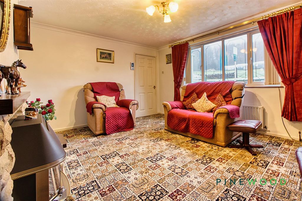 Property photo 3 of 15 Lounge