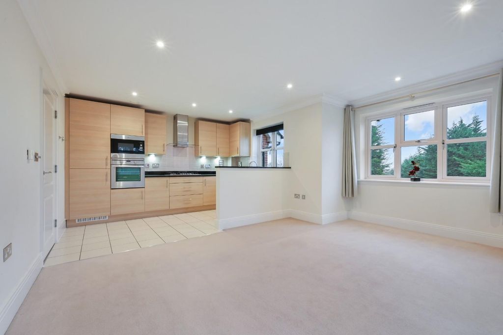 Property photo 2 of 16 Oaklands