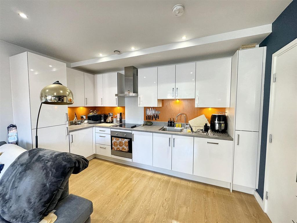 Property photo 3 of 18 Lounge/Kitchen