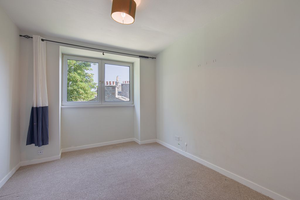Property photo 1 of 10 Living1
