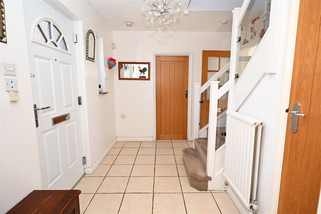 Property photo 2 of 26 Entrance Hall