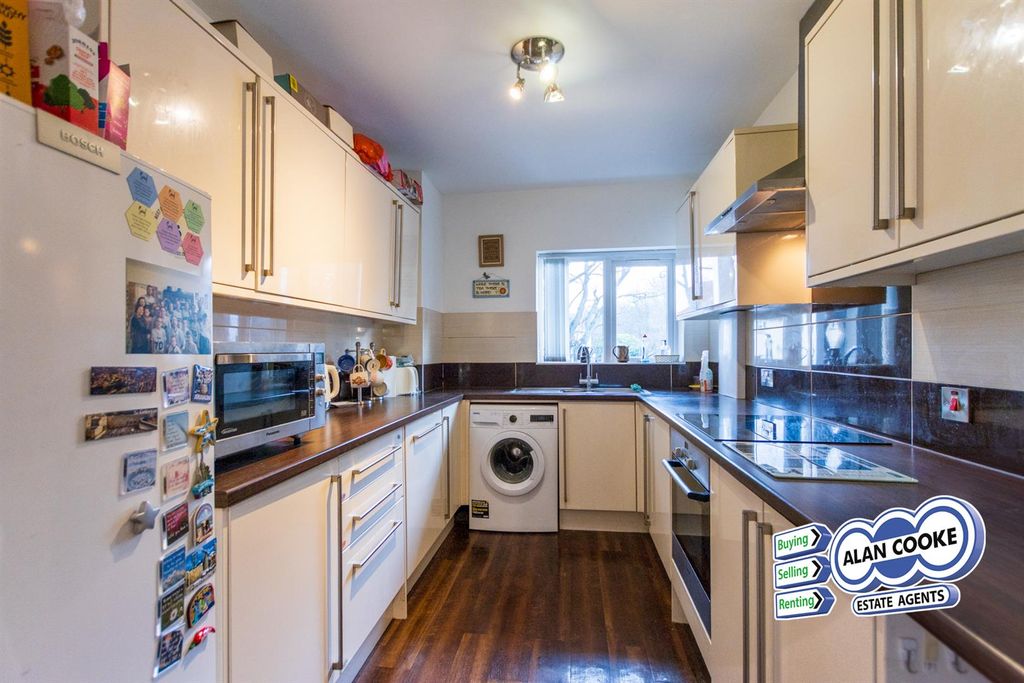 Property photo 3 of 16 Fitted Kitchen