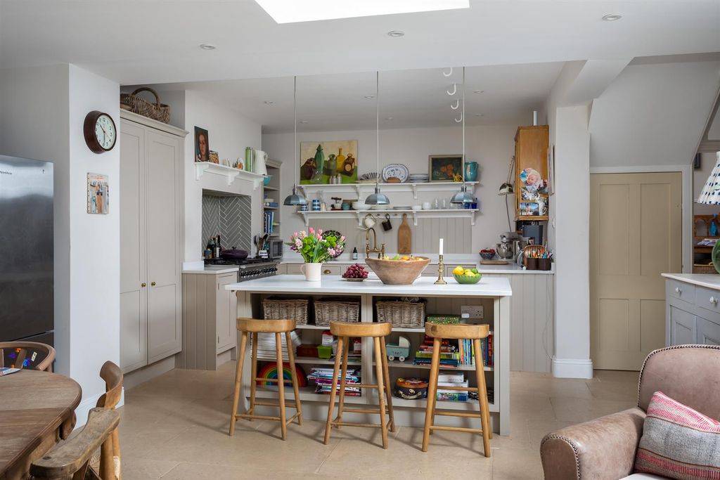 Property photo 3 of 29 15 - 4 Victoria Road - Gl7 1En - Web.Jpg