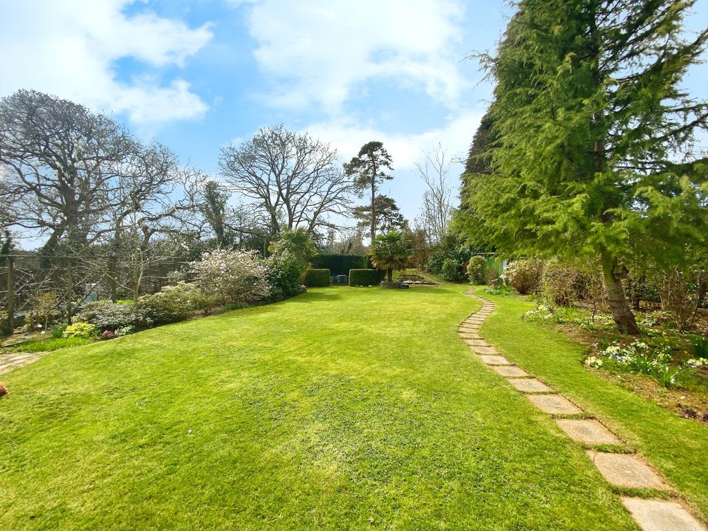 Property photo 3 of 31 Gardens