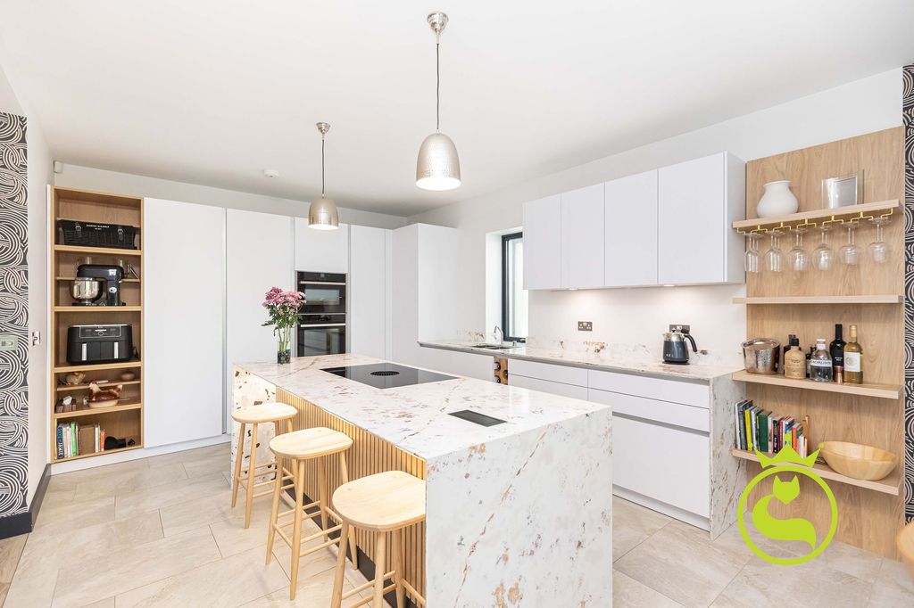 Property photo 3 of 23