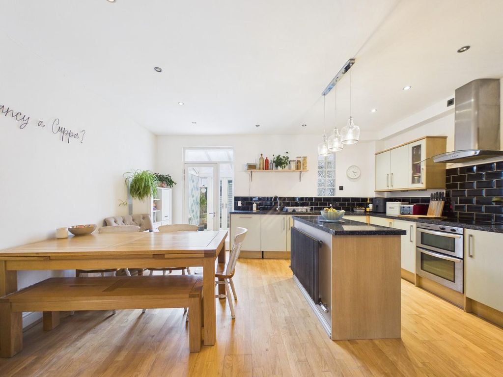 Property photo 2 of 29 Cam01530G0-Pr0384-Still011.Jpg