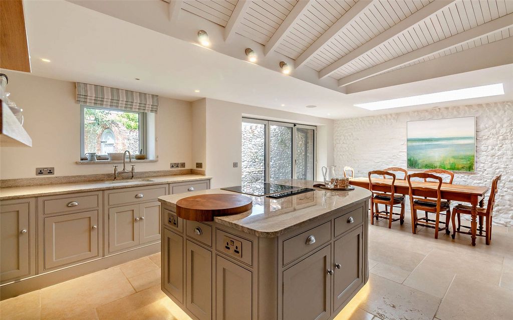 Property photo 3 of 17 Kitchen/Dining