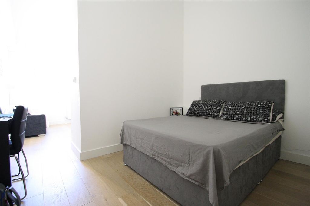 Property photo 3 of 9 Bedroom Area