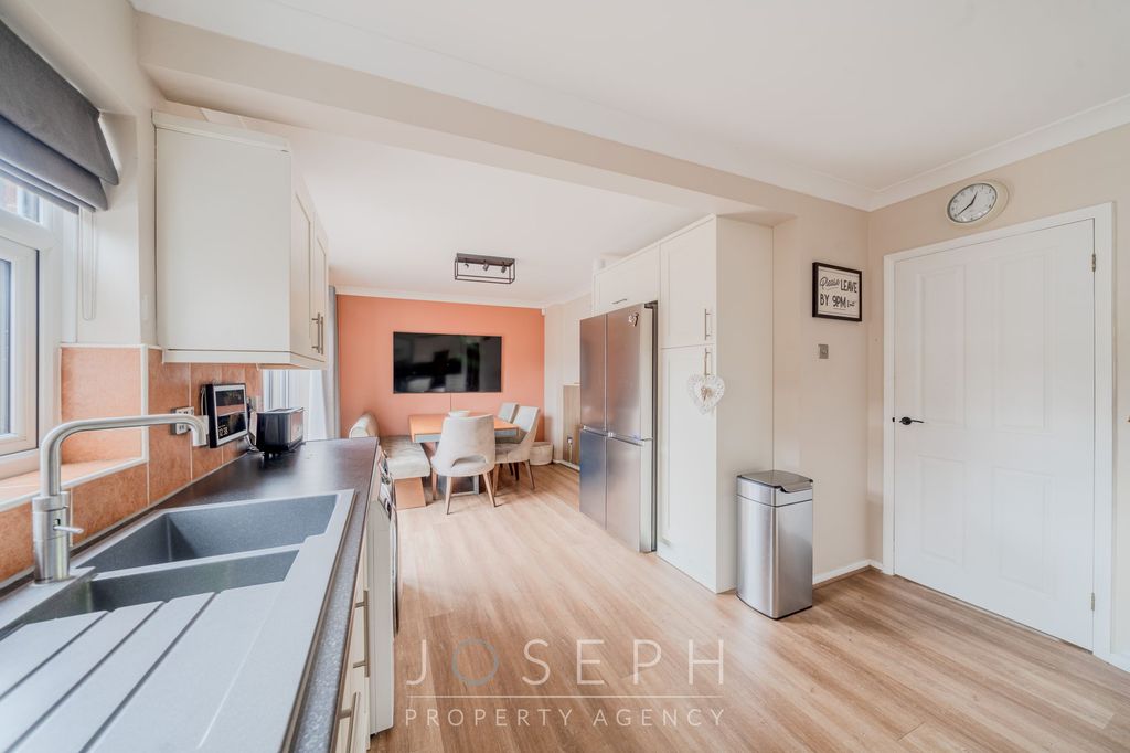 Property photo 2 of 31
