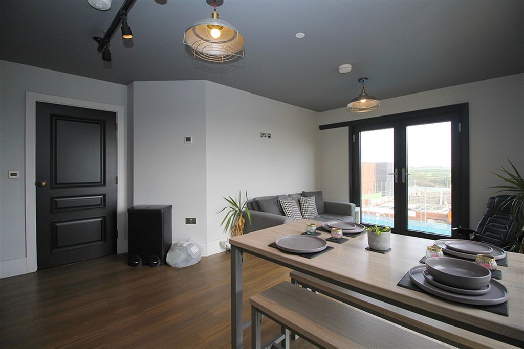 Property photo 2 of 15 Lounge / Diner