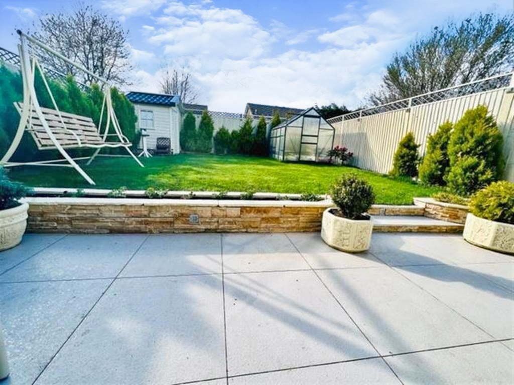 Property photo 2 of 12 Garden