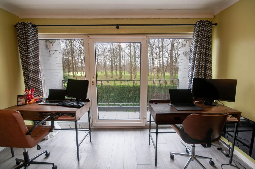 Property photo 3 of 15 Lounge