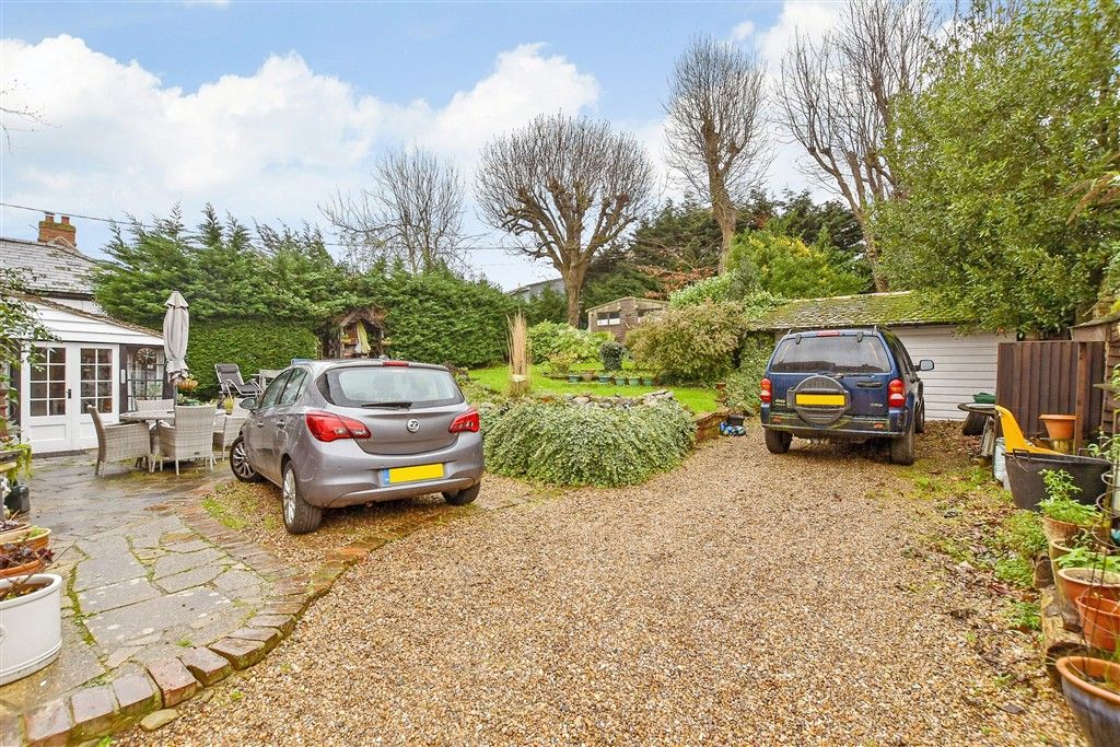 Property photo 2 of 9 Driveway/Parking