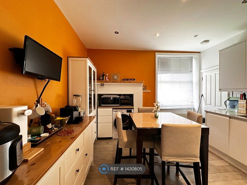Property photo 3 of 11 Kitchen