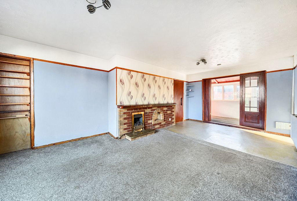 Property photo 2 of 12 1415470-10-699443...