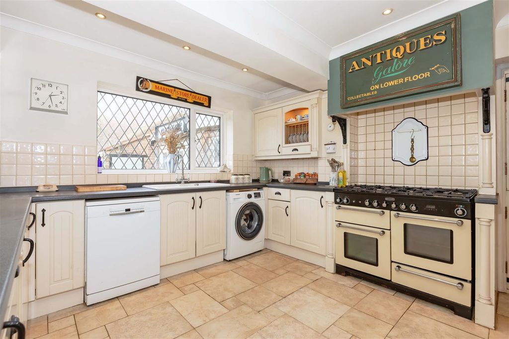 Property photo 3 of 23 Littlehampton Rd_14.Jpg