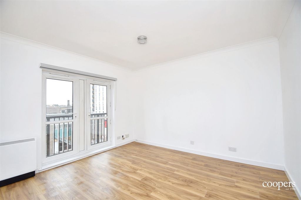 Property photo 1 of 7 Living Room