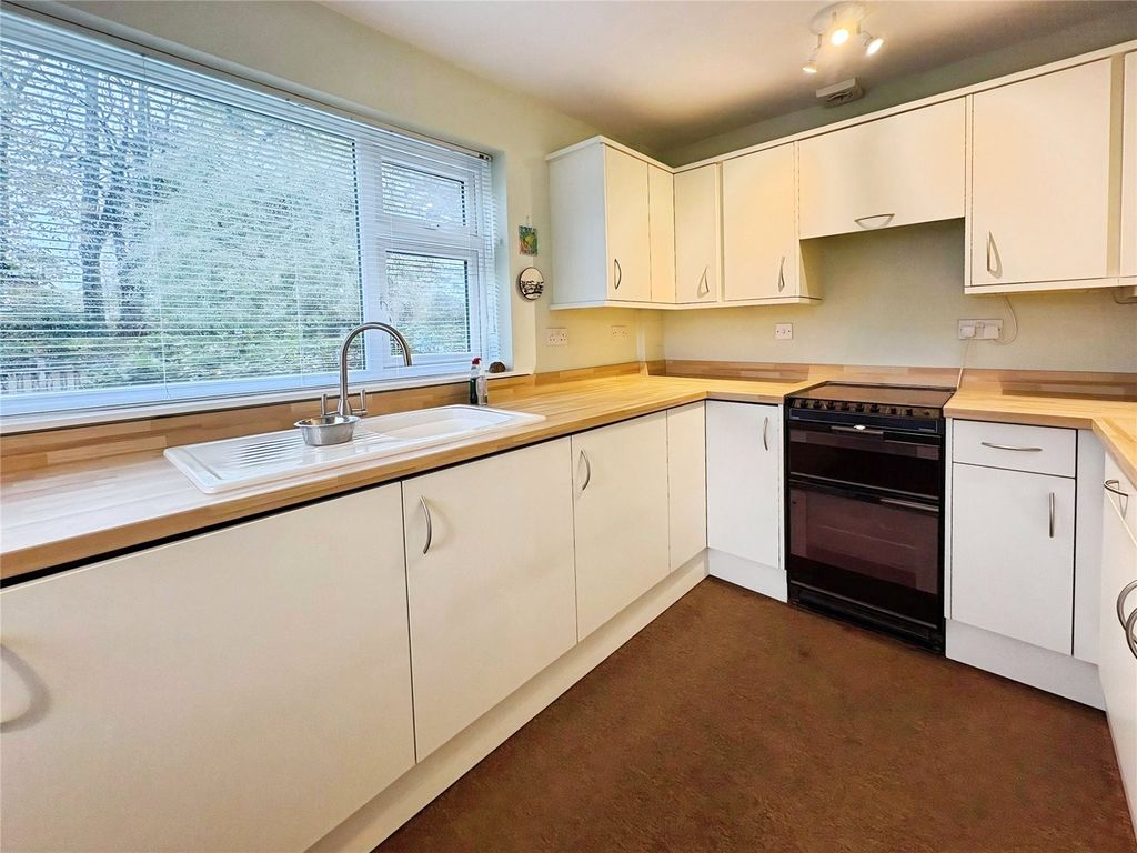 Property photo 3 of 11 Kitchen