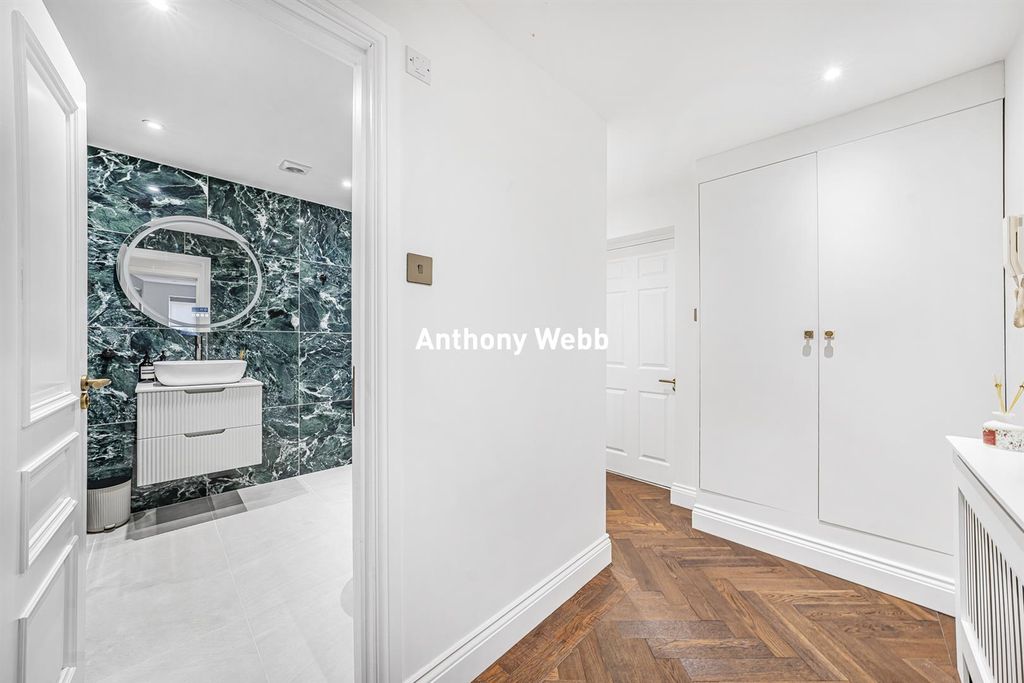 Property photo 3 of 18 Hallway