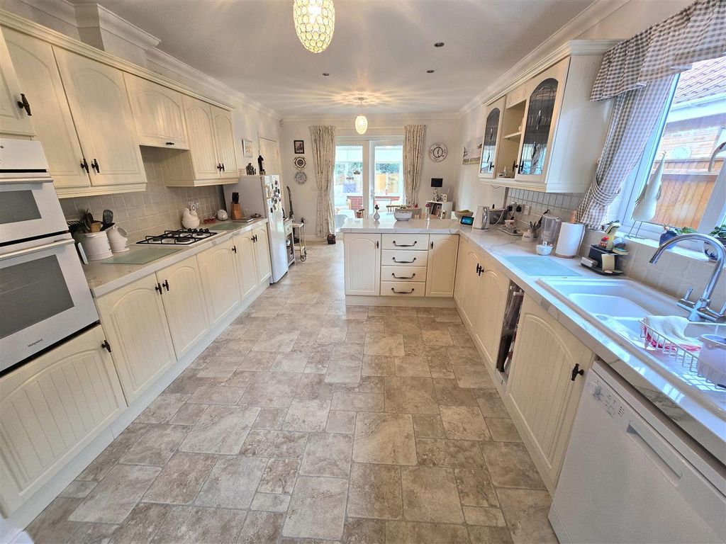 Property photo 3 of 17 Kitchen/Diner