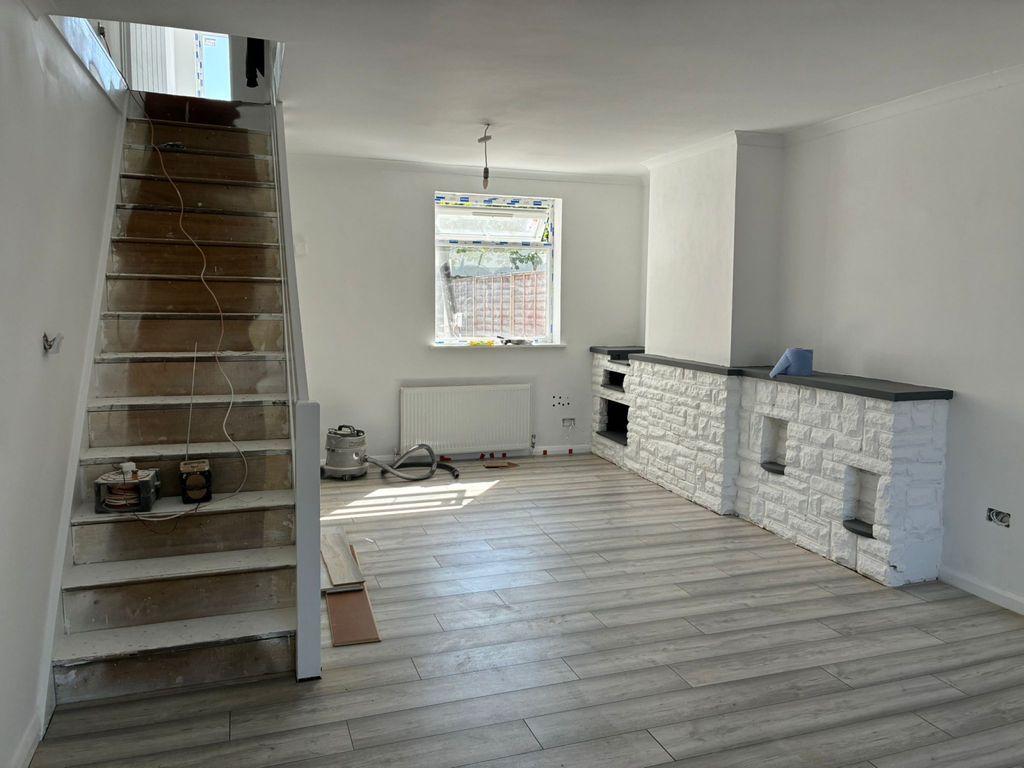 Property photo 1 of 30 A 4/5 Bed Semi Detached House For Rent N9