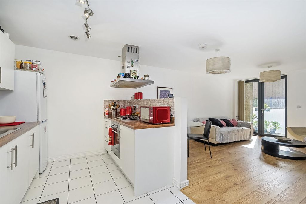 Property photo 2 of 14 Aston Gray, 11 Shepherd Court 2 Annabel Close (10)
