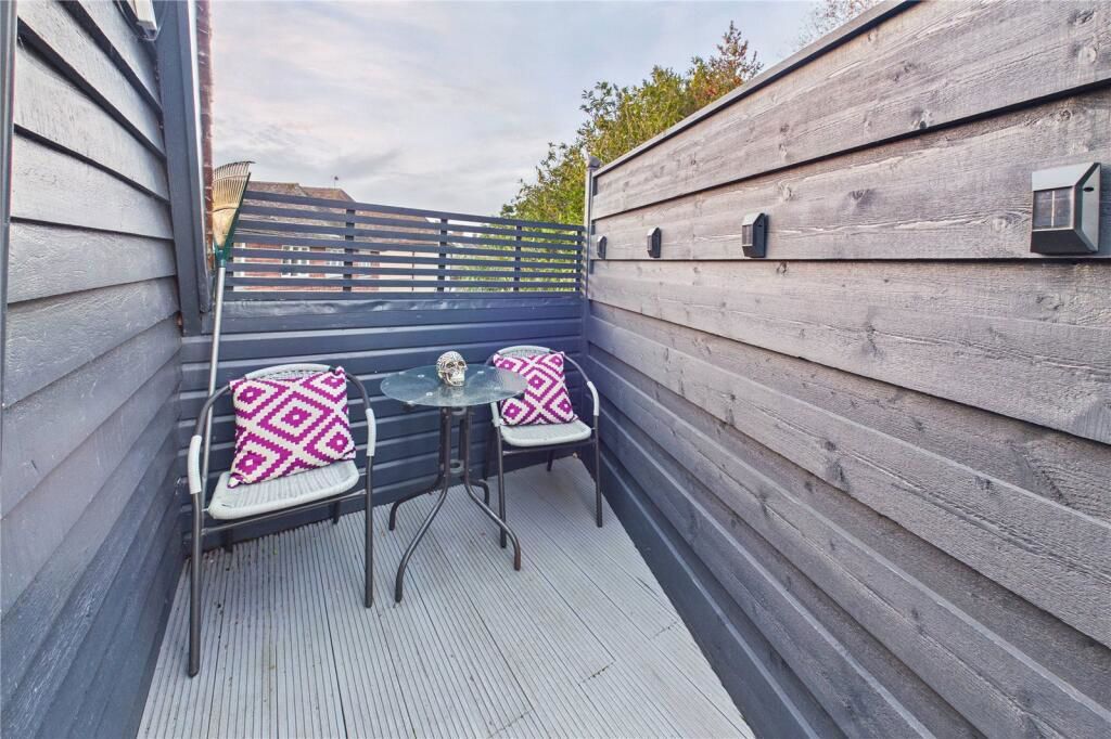 Additional image 13 of 2 bed flat for salePlaistow Street, Lingfield RH7