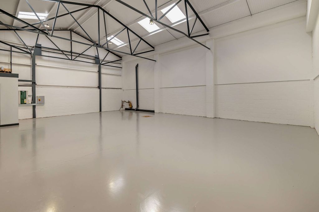 Property photo 3 of 11 8648356-Interior01-800