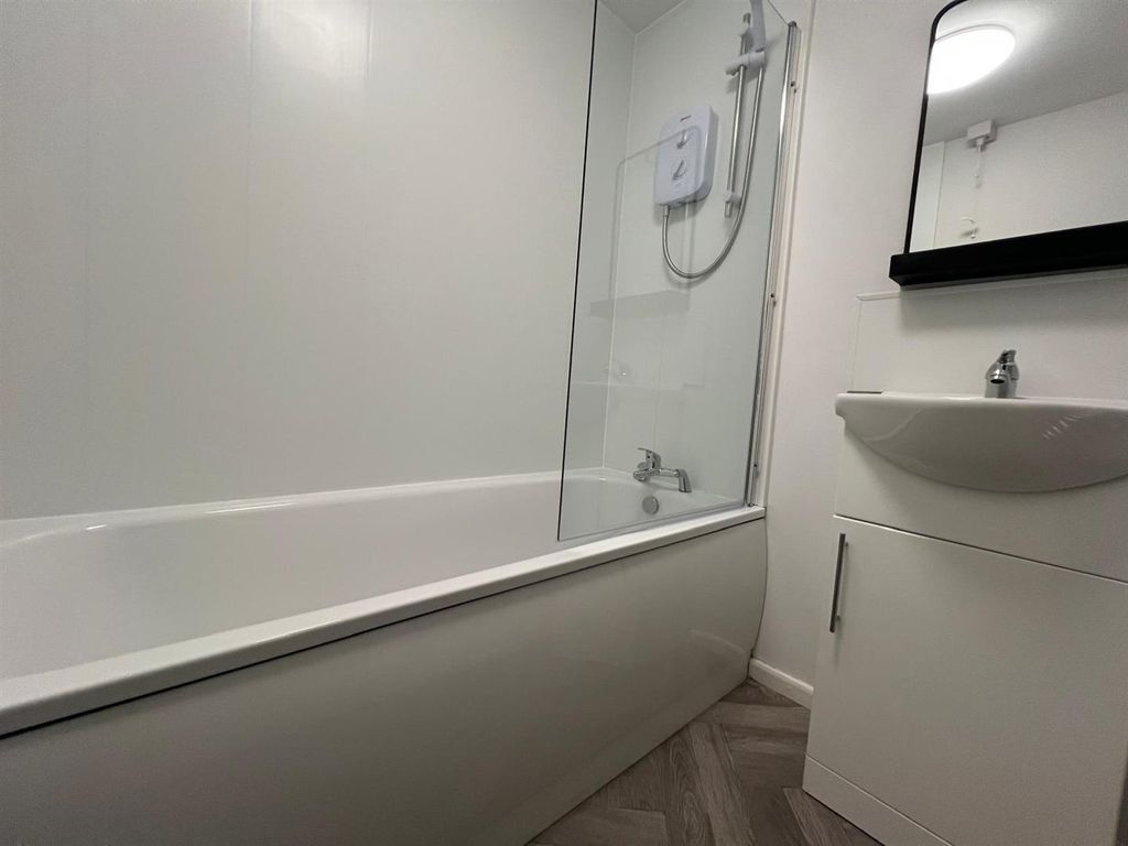 Property photo 1 of 10 Bathroom.Jpg