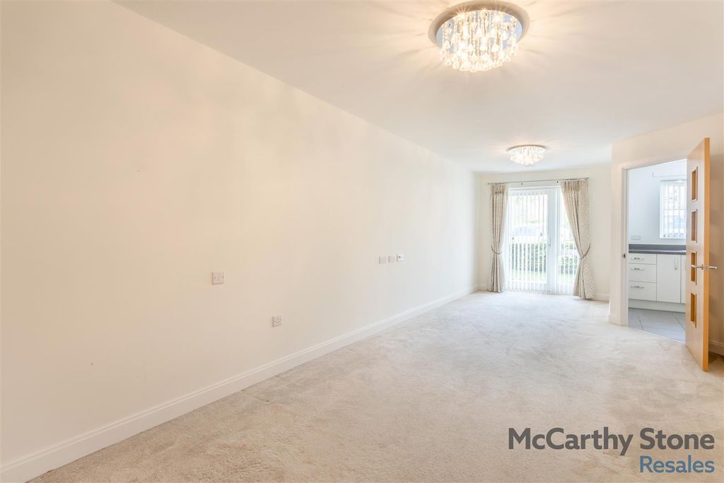 Property photo 3 of 32 8657584-Interior09.Jpg