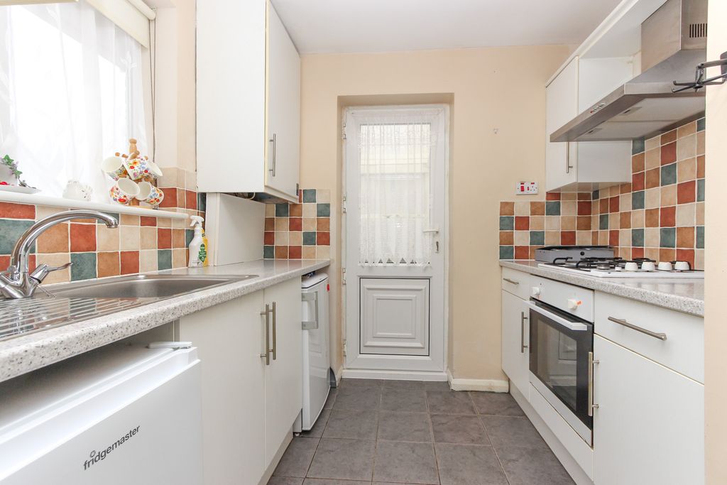 Property photo 2 of 8 Kitchen