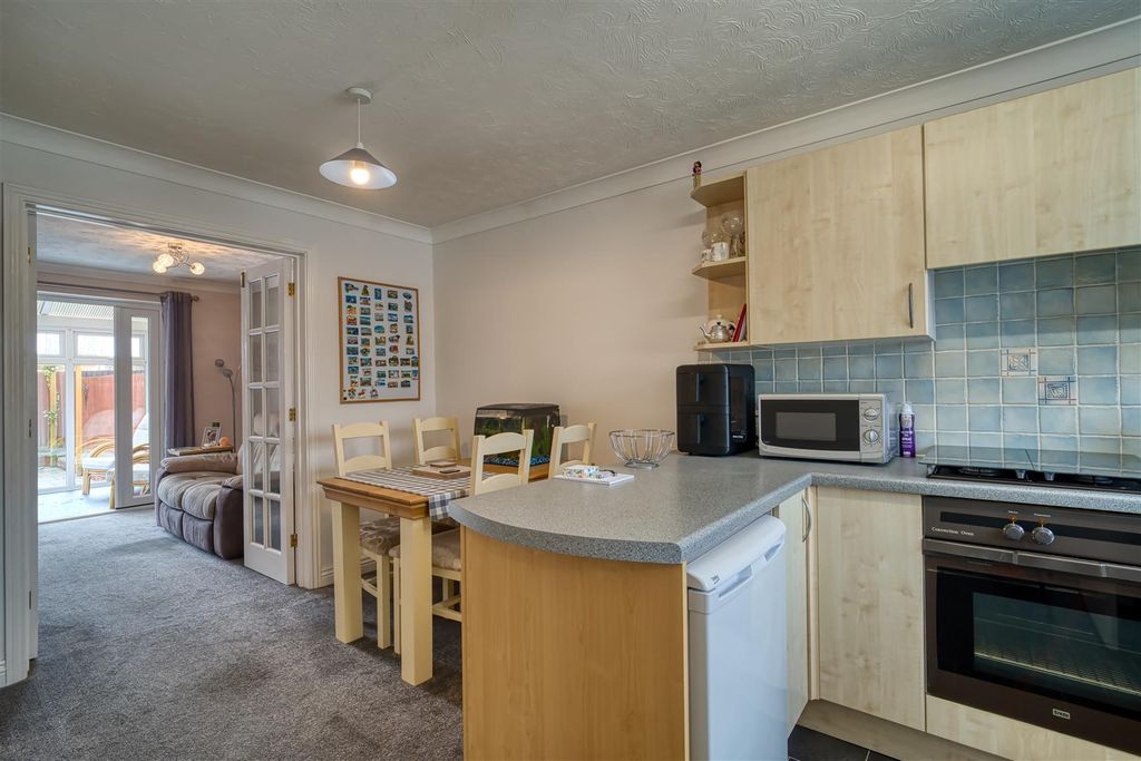 Property photo 3 of 10 Kitchen/Dining Area