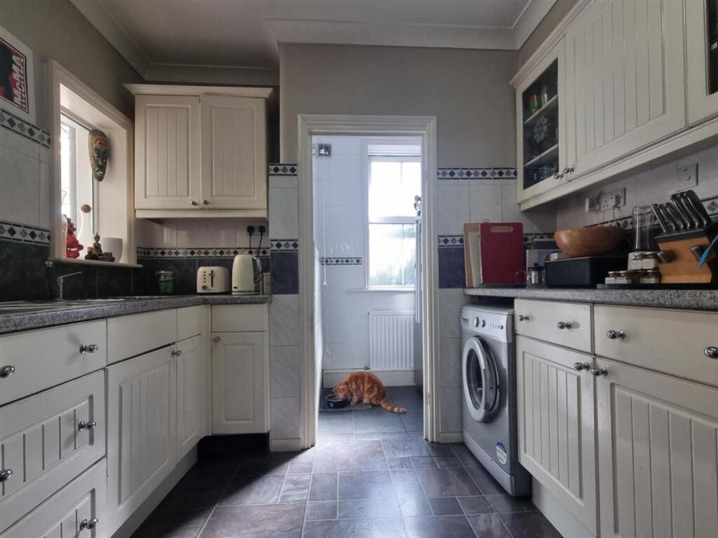 Property photo 3 of 10 Kitchen