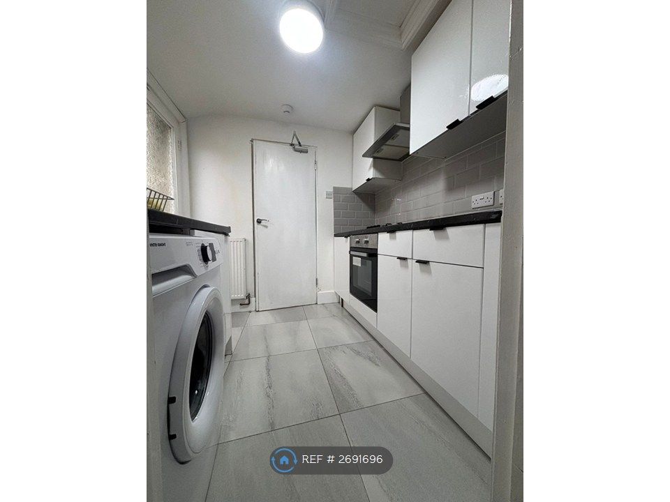 Property photo 3 of 10 Kitchen