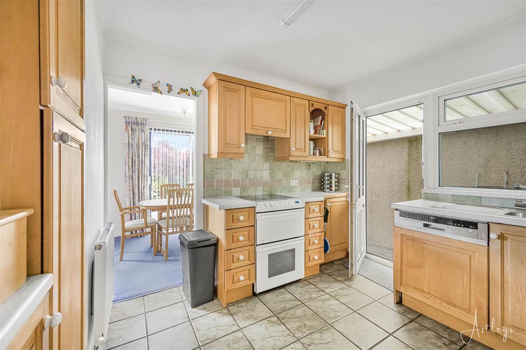 Property photo 3 of 31 Kitchen
