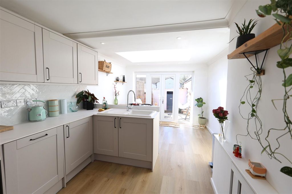 Property photo 3 of 19 Kitchen/Breakfast