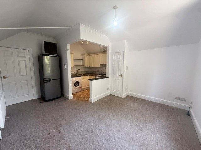 Property photo 2 of 8 Kitchen/Lounge