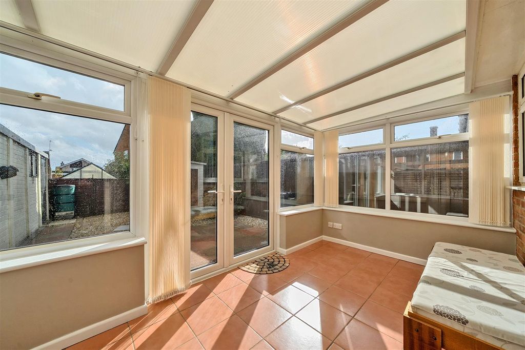 Property photo 2 of 12 Conservatory/Lean To