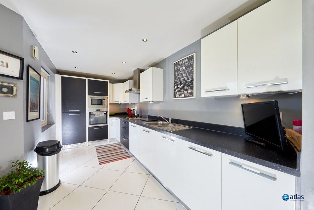 Property photo 2 of 18 Kitchen