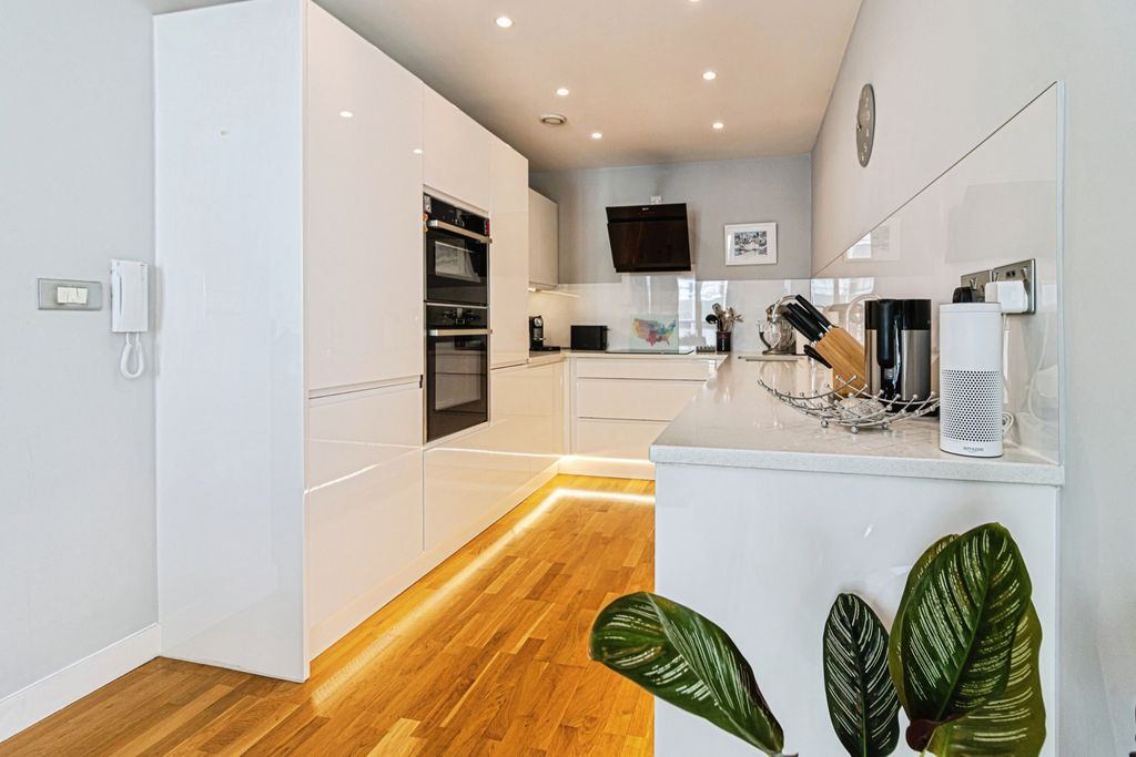 Property photo 3 of 28 Photo