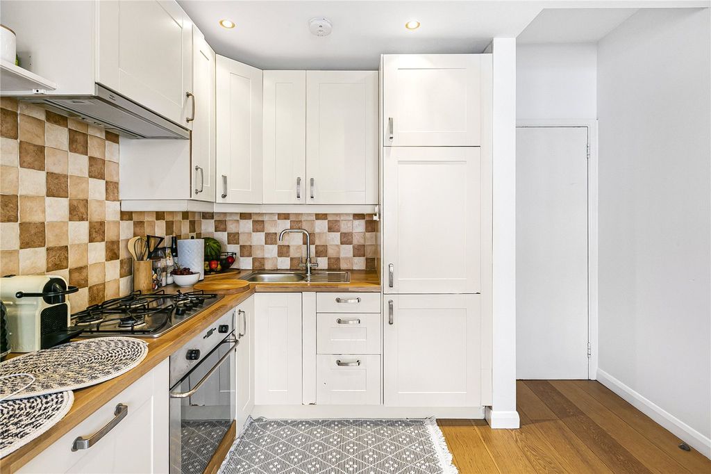Property photo 2 of 7 Kitchen