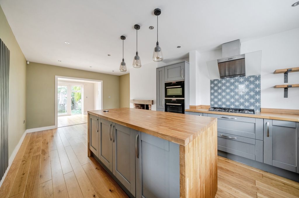 Property photo 3 of 18 1323924-9-688cc4Fc99Edd