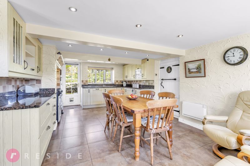 Property photo 3 of 28 Breakfast Kitchen