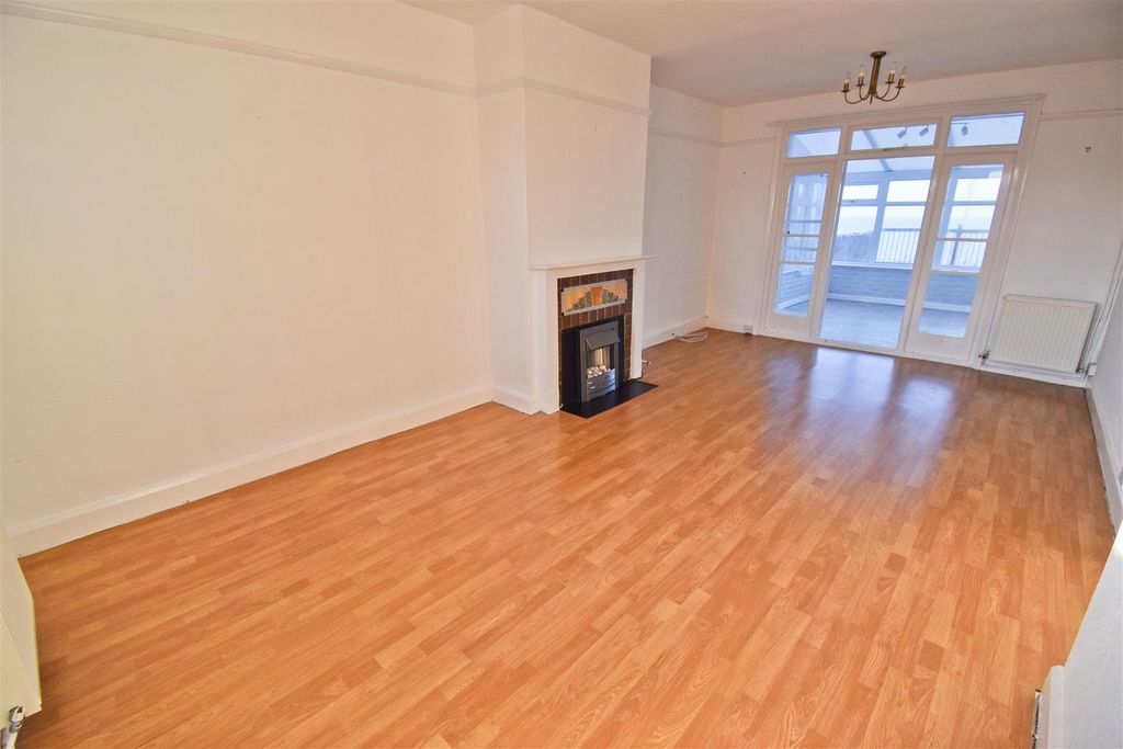 Property photo 2 of 25 Lounge.Jpg