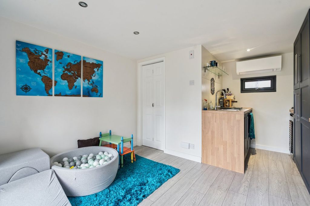 Property photo 3 of 25