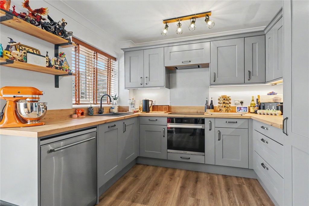Property photo 3 of 11 Kitchen