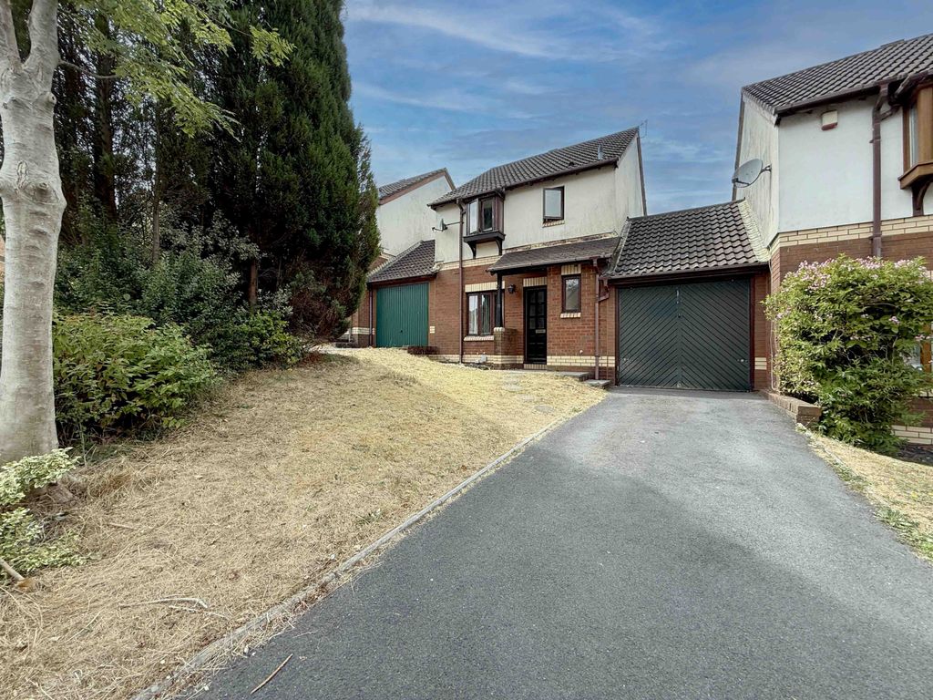 Property photo 1 of 16 Three Bedroom Detached Home With Garage, Conservatory & Ensuite