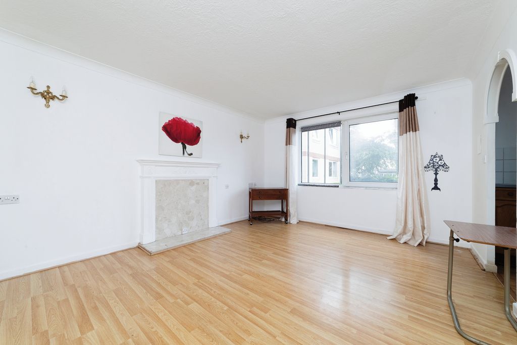 Property photo 1 of 10 Lounge