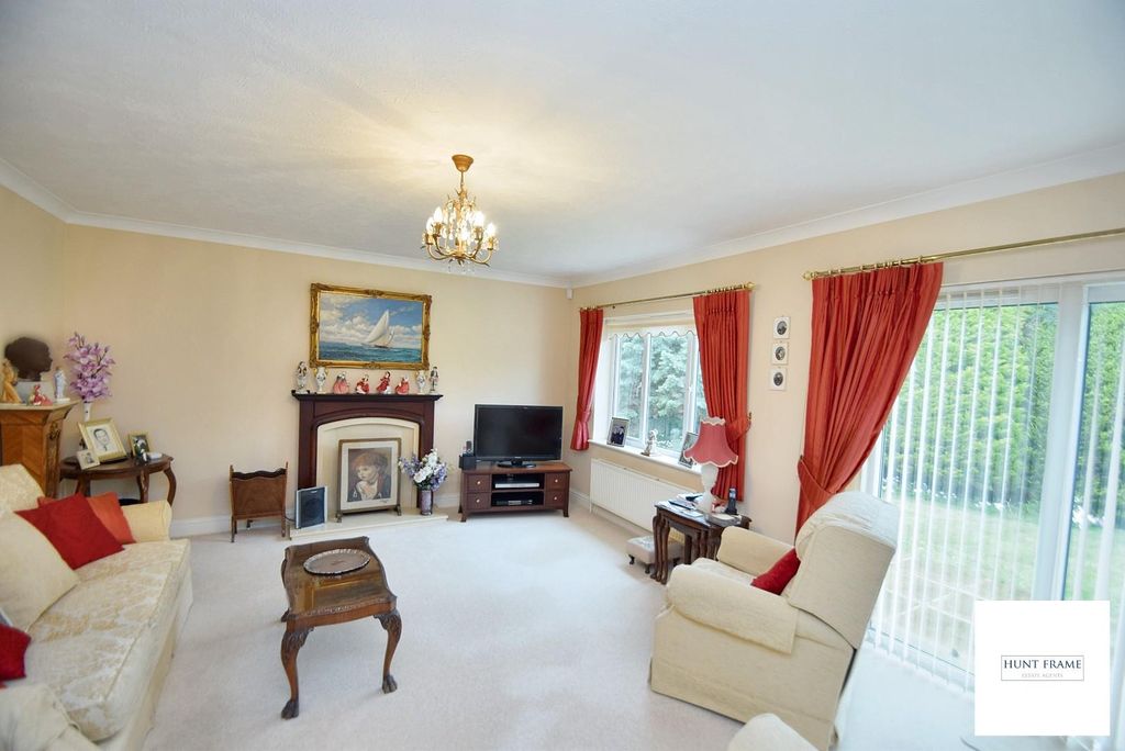 Property photo 2 of 15 4 Winceby Close Blurred.Jpg
